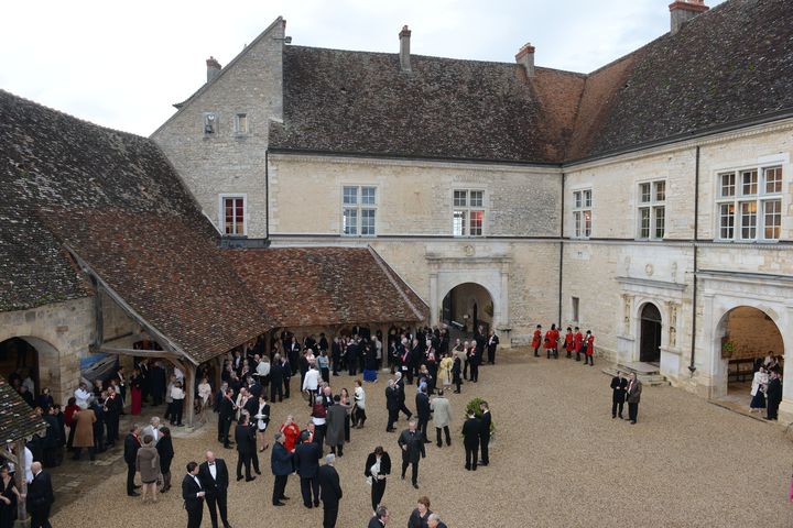 Cour du Château du Clos de Vougeot pendant l'apéritif.